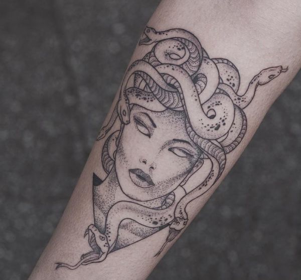 Tatuagem Medusa no antebraço preto e branco 