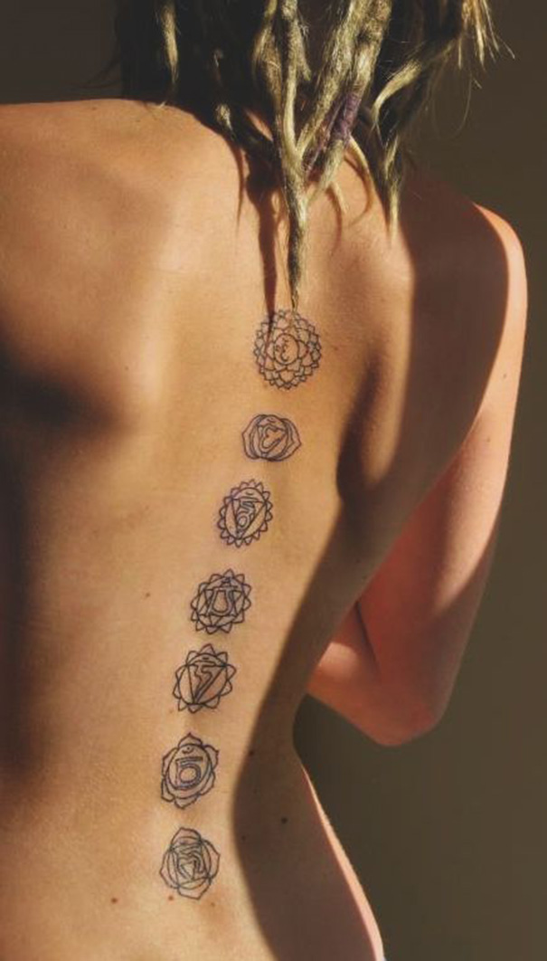 tatuagem de chakra na parte inferior das costas 