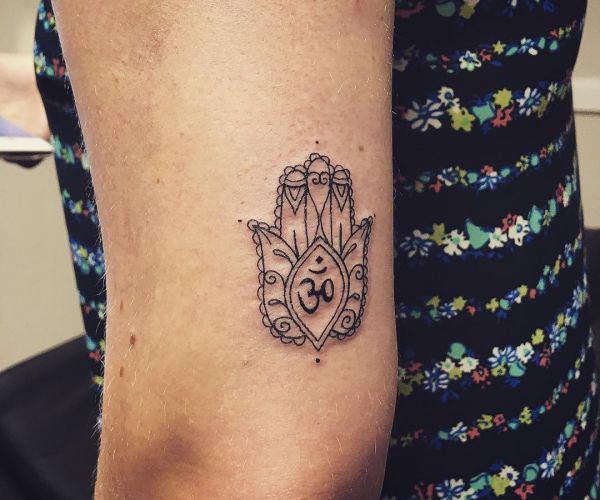 Design de tatuagem árabe de mão Hamsa no braço 