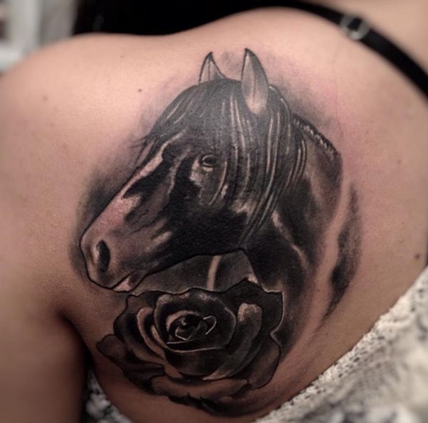 Design de tatuagem de cabeça de cavalo com rosa na omoplata para mulheres 