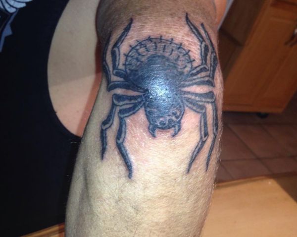 Tatuagem de aranha no cotovelo