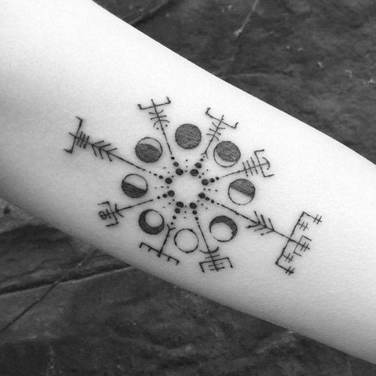 Símbolos nórdicos do braço da tatuagem 