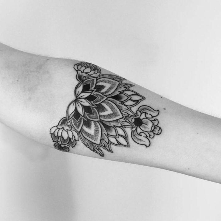 tatuagem tribal de detalhe de flor 