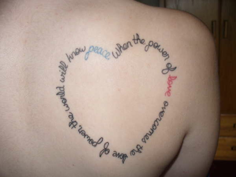 coração de forma de frase tatuada 