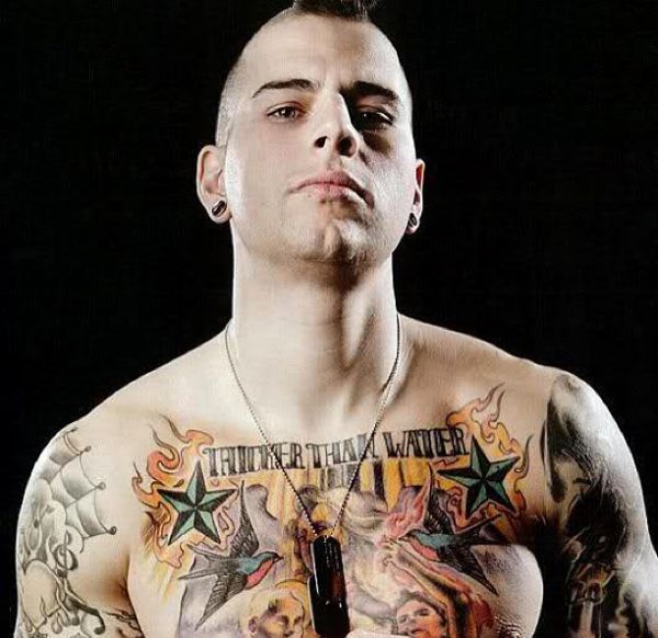 Punk Rocker com dois Polaris Tattoo 