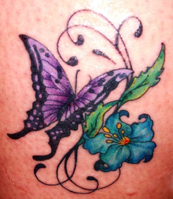 tatuagem de borboleta com flores 23 