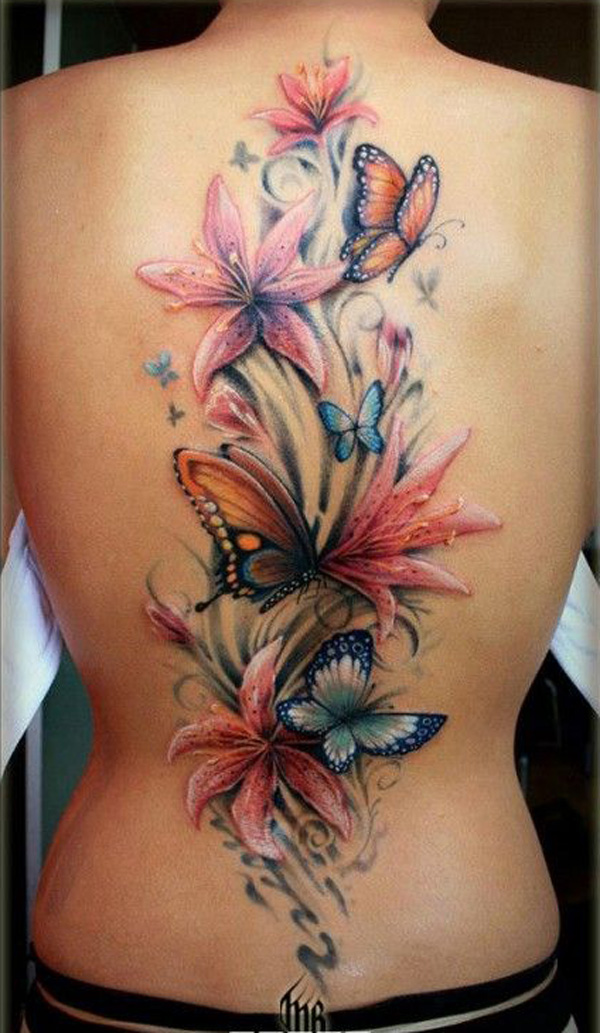 flores com tatuagem de borboleta em preto 