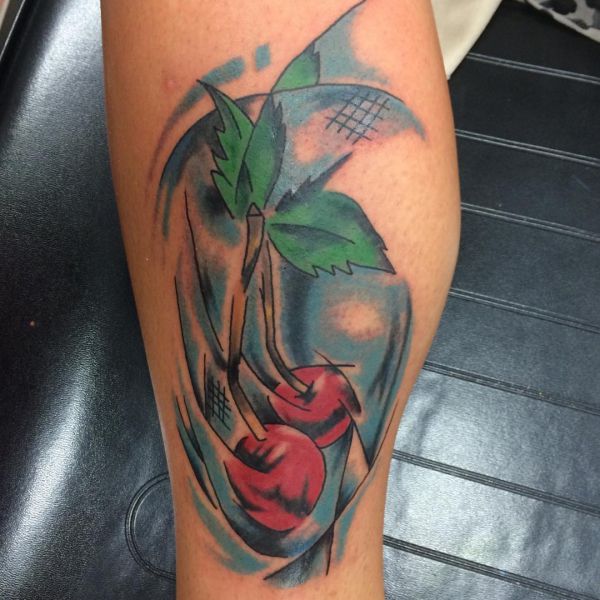 Tatuagem de cereja na perna 