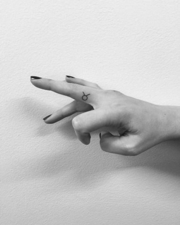 tatuagem de zodíaco taurus no dedo 