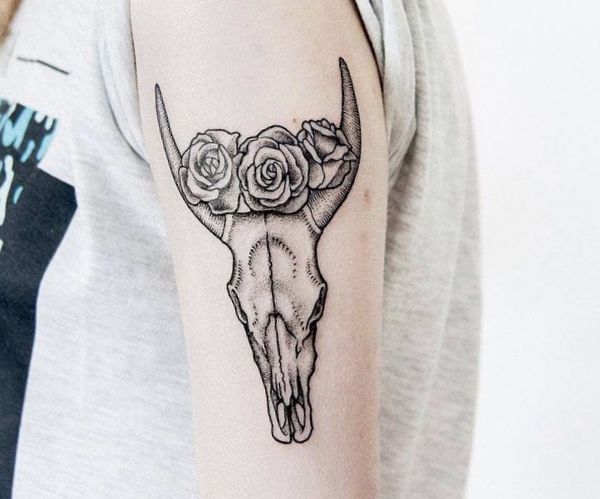 Crânio de cabeça de búfalo com design de flores no braço para mulher 