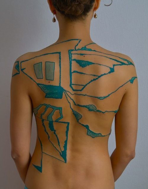 tatuagem abstrata nas costas 