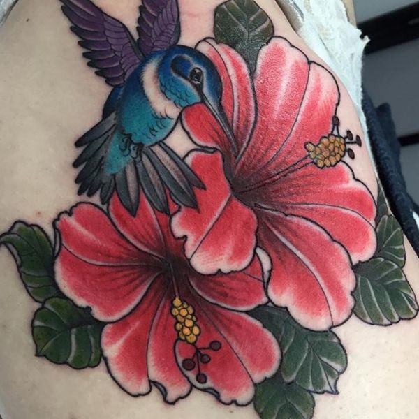 Tatuagem de beija-flor com hibisco 