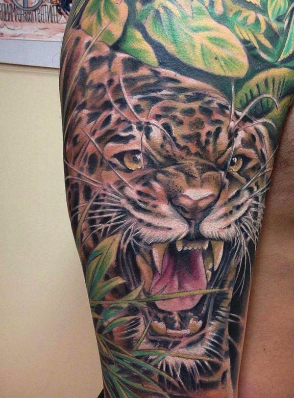 Tatuagem de leopardo realista no braço 