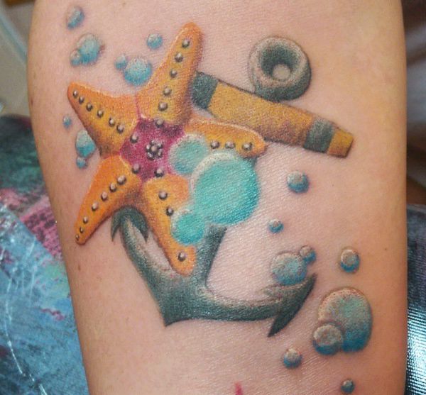 Estrela do mar com âncora no antebraço 
