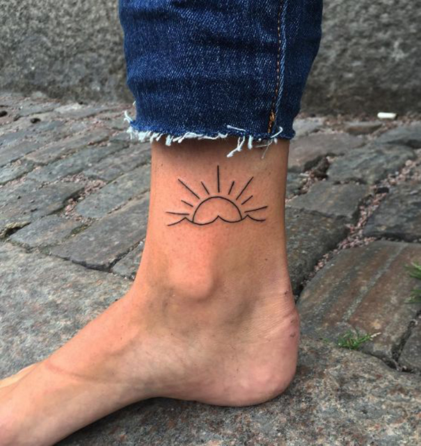 tatuagem de sol a pé 