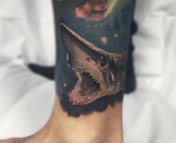 Tatuagem de tubarão na parte inferior da perna 