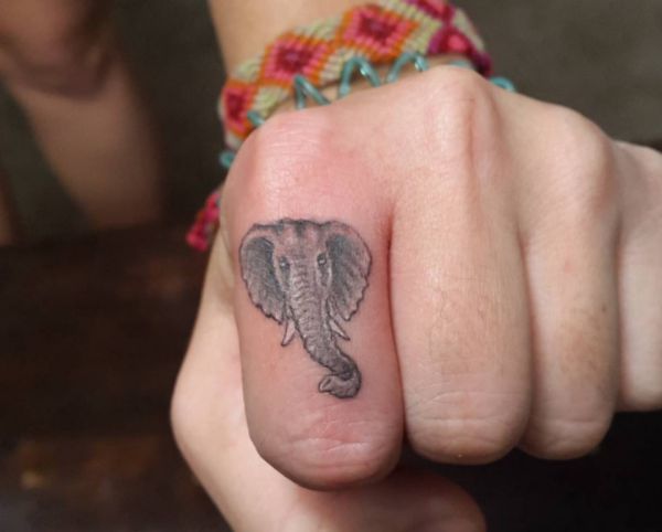 Desenho de tatuagem de elefante pequeno no dedo 