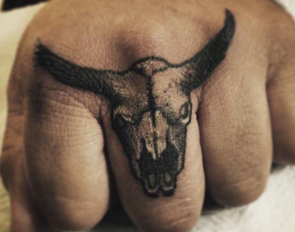 Tatuagem de cabeça de touro na mão 