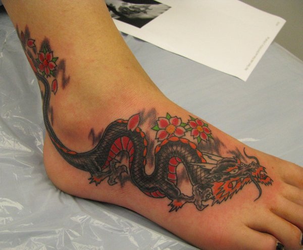 Desenhos de tatuagem de dragão para mulheres e homens47 