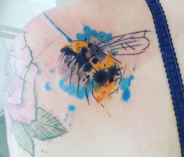 Tatuagem de abelha em aquarela na escápula 