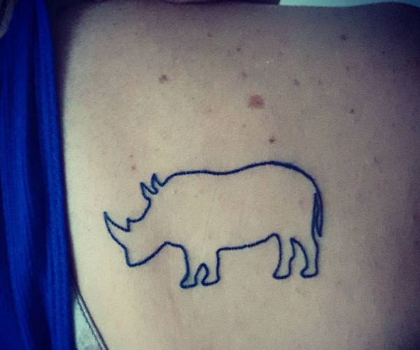 Pequena tatuagem de rinoceronte no quadril 