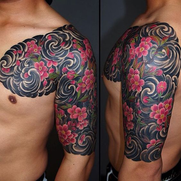 tatuagem de sakura japonesa original no ombro 