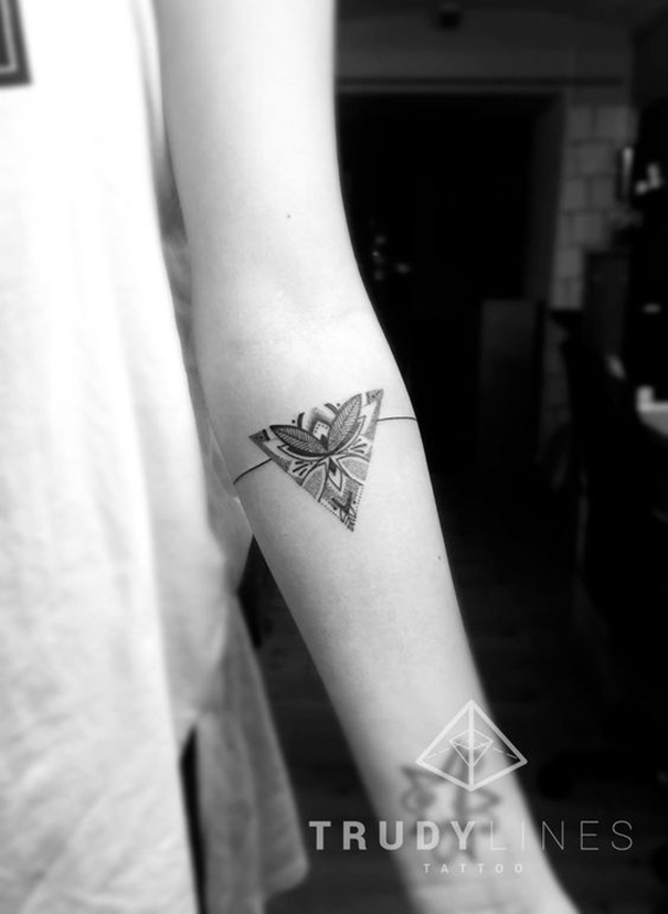 tatuagem de triângulo no braço 