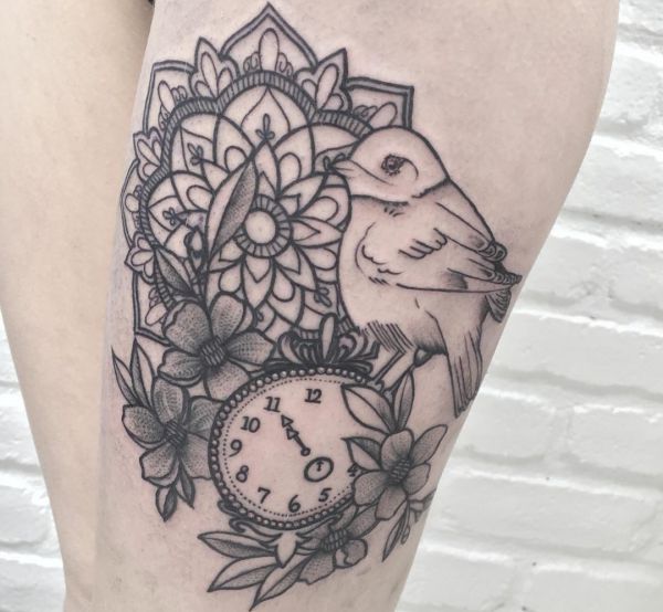 Pássaro de tatuagem de mandala com design de relógio e flores 