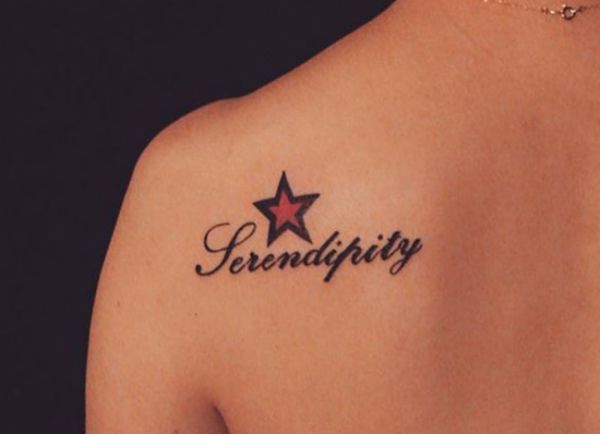 Desenho de tatuagem de estrela com nome na escápula 