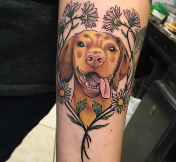 Cães com design de margaridas no braço 