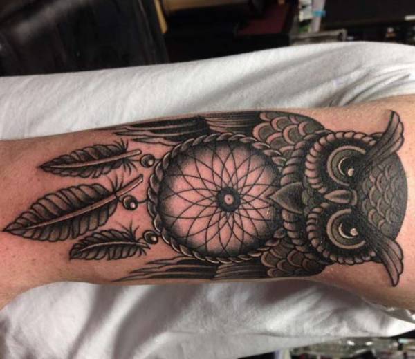 Tatuagem de coruja com apanhador de sonhos no braço 