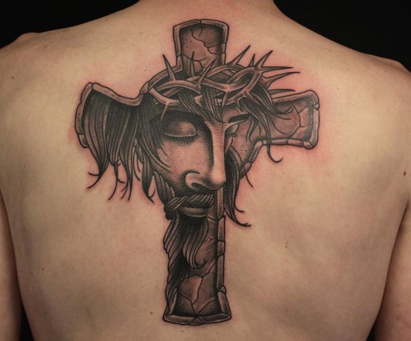 Tatuagem religiosa nas costas 