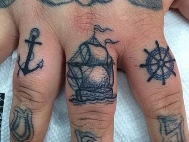 tatuagem de âncora no dedo 