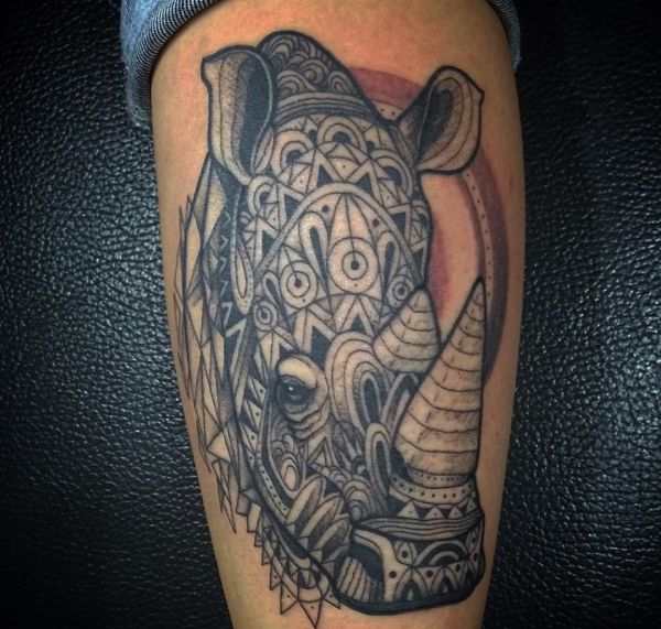 Mandala Rhino Tattoo design na perna 