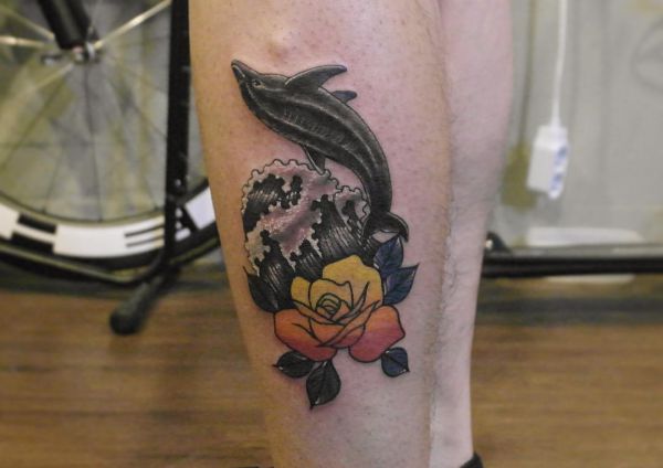 Golfinho com flor na perna 