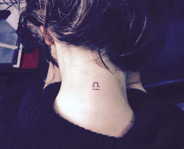 tatuagem de zodíaco de libra no pescoço 