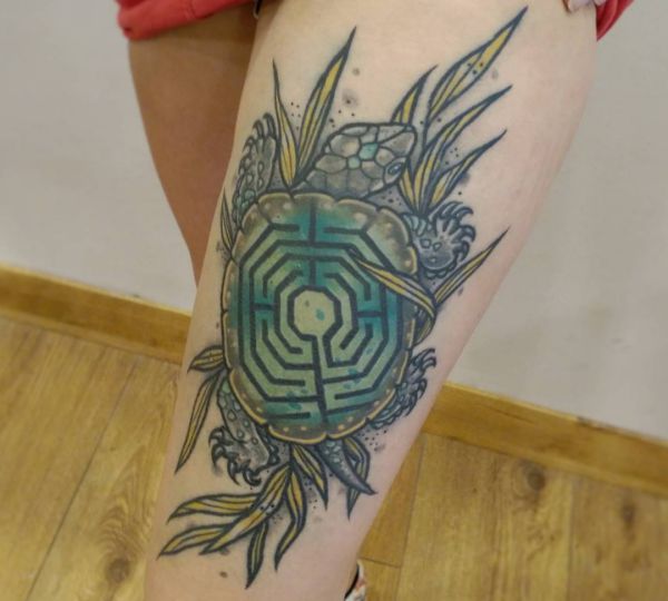 Desenho de tatuagem de tartarugas na perna 