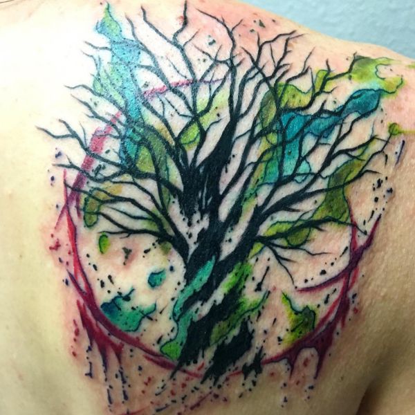 Aquarela avelã árvores tatuagem desenho na escápula 