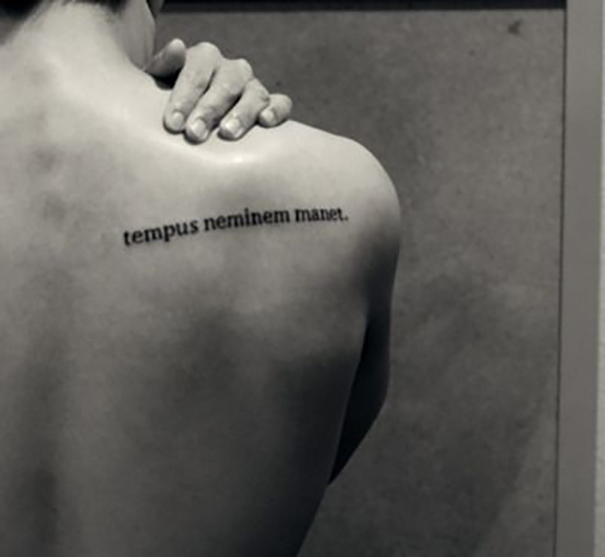 citação tatuagem nas costas 