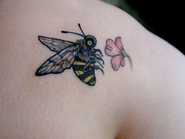 Significados do tatuagem de abelha linda 18 