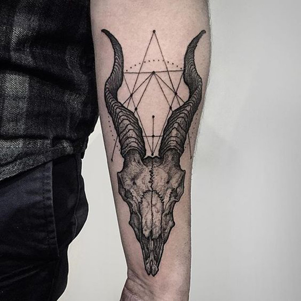 tatuagem gótica no braço 