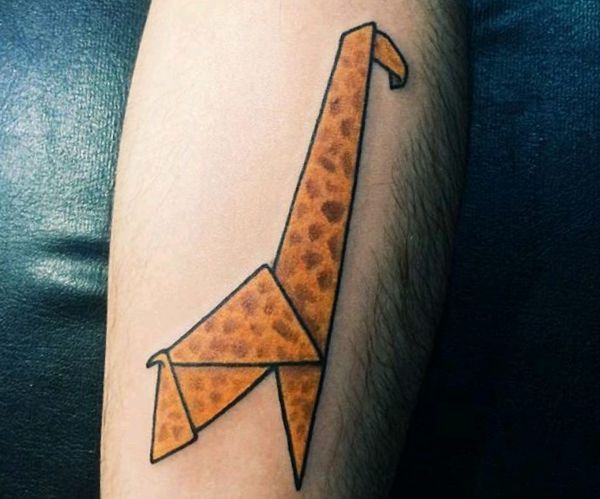 Desenho de tatuagem de girafa de origami no antebraço 