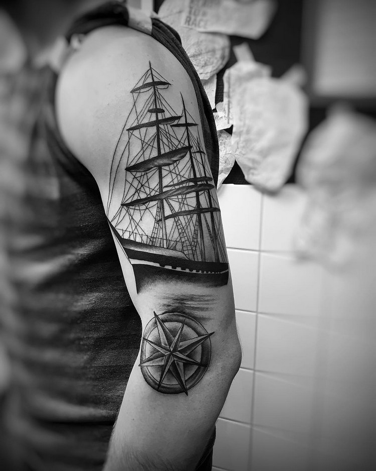 braço tatuagem barco compas preto branco 