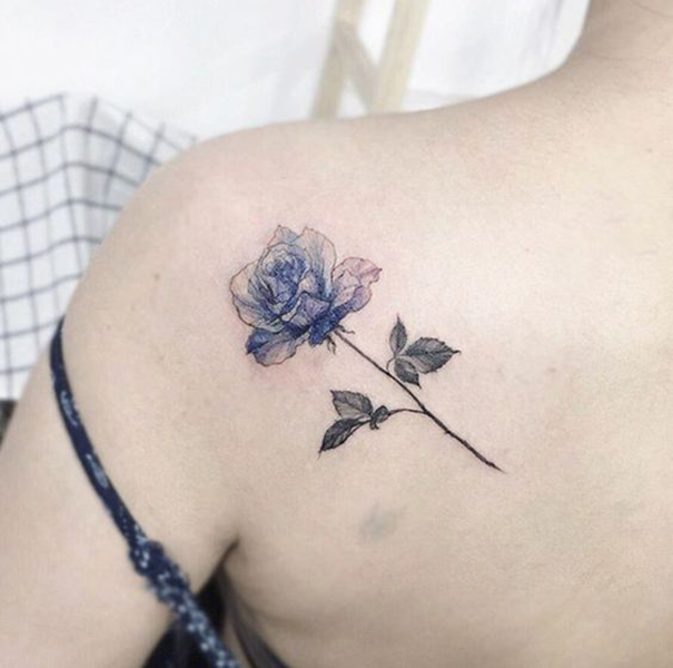 tatuagem de rosa azul nas costas 