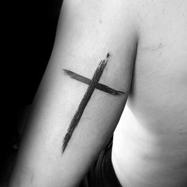 tatuagem cruzada no braço 