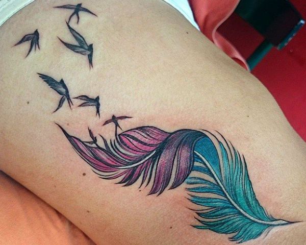 Pena de tatuagem dos pássaros voam na coxa 