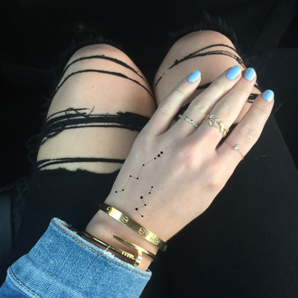 tatuagem de constelação na mão 