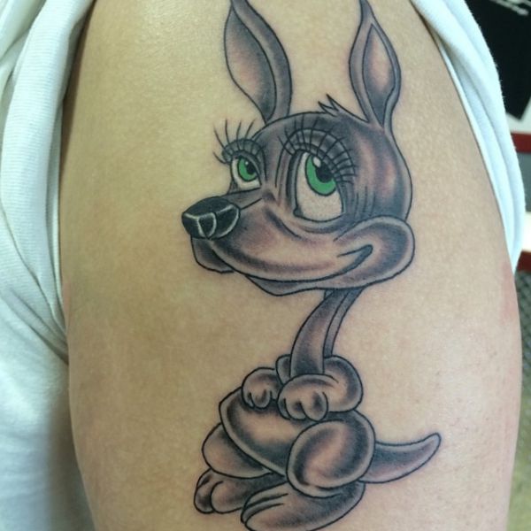 Tatuagem de canguru dos desenhos animados no braço 