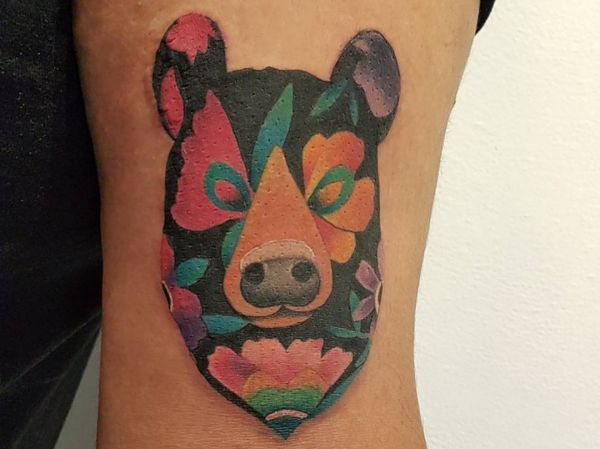 Urso colorido design com flores no braço 
