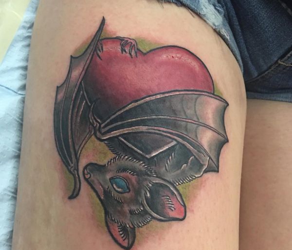 Morcegos com tatuagem de coração na coxa para mulher 
